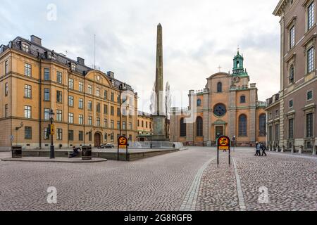 Stockholm, Schweden - 18. April 2016: Obelisk Gustav III. Auf dem Schlossberg.Ostfassade der Kathedrale St. Nikolaus . Stockfoto