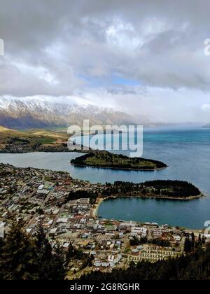 Blick auf Queenstown, Neuseeland, liegt am Ufer des Lake Wakatipu der Südinsel Stockfoto