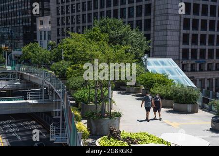 Seoul, Südkorea. Juli 2021. Menschen mit Gesichtsmasken als vorbeugende Maßnahme gegen die Ausbreitung des Coronavirus gehen entlang der Seoul Street. Kredit: SOPA Images Limited/Alamy Live Nachrichten Stockfoto