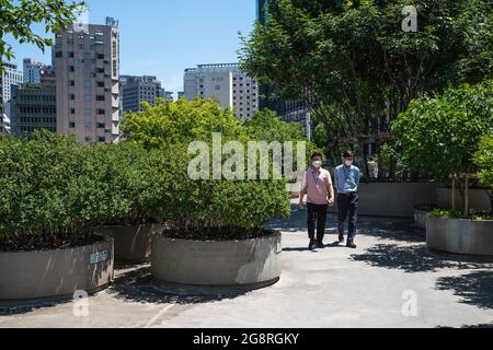 Seoul, Südkorea. Juli 2021. Menschen mit Gesichtsmasken als vorbeugende Maßnahme gegen die Ausbreitung des Coronavirus gehen entlang der Seoul Street. Kredit: SOPA Images Limited/Alamy Live Nachrichten Stockfoto