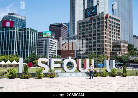 Seoul, Südkorea. Juli 2021. Ein Mann, der als vorbeugende Maßnahme gegen die Ausbreitung des Coronavirus eine Gesichtsmaske trägt, fotografiert vor dem „I Seoul U“-Brett im Seoul City Hall in Seoul. Kredit: SOPA Images Limited/Alamy Live Nachrichten Stockfoto