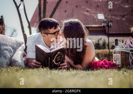 Junges Paar, das sich bei einem Picknick-Date küsst Stockfoto