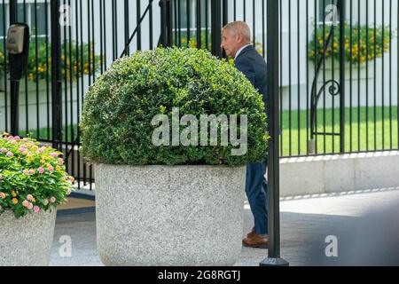 Washington, Usa. Juli 2021. Anthony Fauci, Direktor des National Institute of Allergy and Infectious Diseases (NIAID) der USA, tritt vom Executive Drive Washington, DC, USA, am 22. Juli 2021 in das Weiße Haus ein. EPA-EFE/KEN CEDENO Kredit: Abaca Press/Alamy Live News Stockfoto