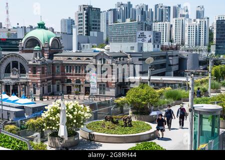 Seoul, Südkorea. Juli 2021. Menschen mit Gesichtsmasken als vorbeugende Maßnahme gegen die Ausbreitung des Coronavirus gehen entlang der Seoul Street. (Foto von Simon Shin/SOPA Images/Sipa USA) Quelle: SIPA USA/Alamy Live News Stockfoto