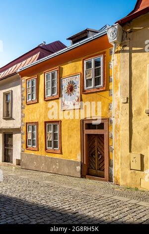 Vintage Sonnenuhr an der Fassade eines alten Hauses, Kolin, Tschechien, Europa Stockfoto