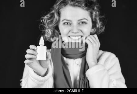 Kranke Frau mit nasalen Tropfen. Influenza-Infektion und Lungenentzündung. Coronavirus-Ausbruchskonzept. Krankheitssymptome. Laufende Nase durch Krankheit verursacht. Krank Stockfoto