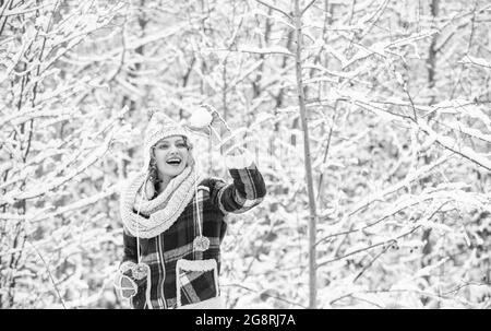 Ich kann nicht daran glauben. Schneeballurlaub am Wintertag. Schöne Frau in warmer Kleidung. Genießen Sie die Natur im Winter. Porträt einer Frau im Winter Stockfoto