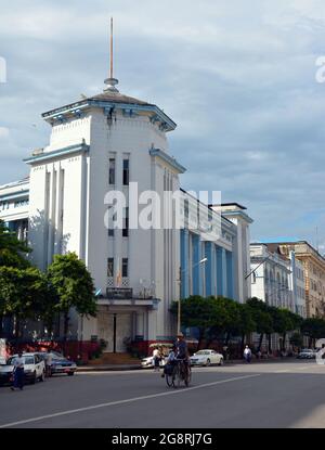 YANGON, MYANMAR (BURMA) - 25. Okt 2014: Eine vertikale Aufnahme der britischen Kolonialarchitektur im Art déco-Stil in der Pansodan Street, Yangon, Burma Stockfoto