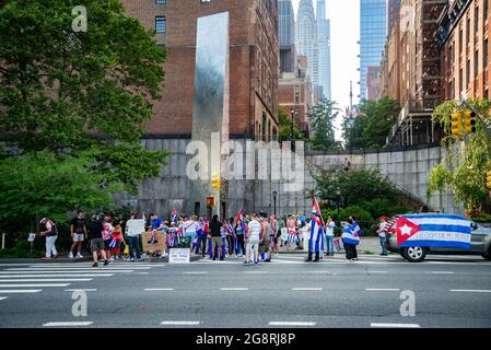 NEW YORK CITY - USA, 16. JULI 2021 : kubanische Aktivisten protestieren vor dem Hauptsitz der Vereinten Nationen in New York Stockfoto