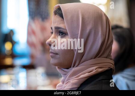 Washington, Usa. Juli 2021. Hina Naveed, DACA-Empfängerin und Mitglied der New York Immigration Coalition, hört sich Diana Bautista, DCA-Antragstellerin und CHIRLA-Jugendmitglied, während des feierlichen Gesprächs von US-Vizepräsidentin Kamala Harris mit DACA-Empfängern im Eisenhower Executive Office Building in Washington, DC, USA, am 21. Juli 2021 an. Unter den Anwesenden waren Dreamers ohne DACA und Führer der Immigrantenrechte nach der Entscheidung des Bezirksgerichts von Texas über DACA. Foto von KEN CEDENO/Pool/ABACAPRESS.COM Quelle: Abaca Press/Alamy Live News Stockfoto