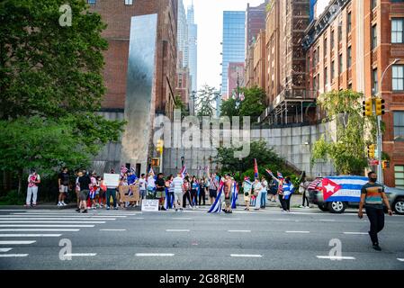 NEW YORK CITY - USA, 16. JULI 2021 : kubanische Aktivisten protestieren vor dem Hauptsitz der Vereinten Nationen in New York Stockfoto