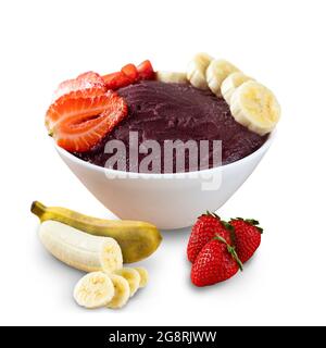 Brasilianische gefrorene açai-Beere-Eisschale mit Erdbeeren und Bananen davor. Isoliert auf weißem Hintergrund. Sommerkarte, Vorderansicht. Stockfoto