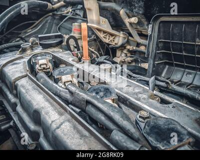 Nahaufnahme des Motors und anderer Teile eines modernen Autos unter der Motorhaube Stockfoto