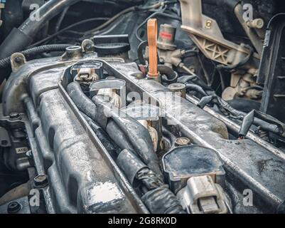Nahaufnahme des Motors und anderer Teile eines modernen Autos unter der Motorhaube Stockfoto