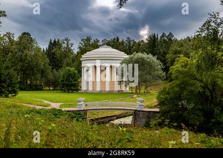 Das Staatliche Museum-Reserve Pawlowsk. St. Petersburg, Russland - 10. juli 2019: Pavillon des Tempels der Freundschaft in der Nähe des Flusses Slawjanka Stockfoto