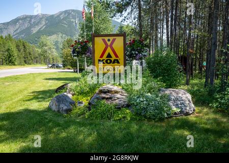 West Glacier, Montana - 2. Juli 2021: Schild für das West Glacier KOA Kampgrounds of America Resort an einem Sommertag Stockfoto