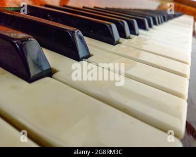 Altes Klavier in einem Dorfclub. Klaviertasten perspektivisch. Live-Musik. Alte Musikinstrumente. Stockfoto