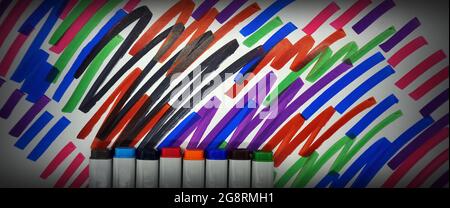 Üben Sie das Zeichnen von farbigen Linien mit copic-Marker und handgemalten Original-Impressionismus-Meisterwerken kreative Malermalerei Skizze bunt Stockfoto