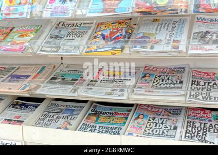Glasgow, Schottland, Großbritannien, 22. Juli 2021. Leere Regale in Sainsburys mit leerer Fleischtheke, nur Zeitungen werden nicht verkauft. Quelle: Gerard Ferry/Alamy Live News Stockfoto