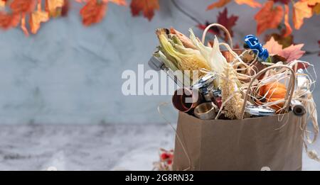 Klempner Werkzeuge in Einkaufstasche auf Herbst Hintergrund. Copy Raum, Auftragnehmer Urlaub. Stockfoto