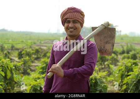 indischer Landwirt stehend landwirtschaftlichen Feld Stockfoto