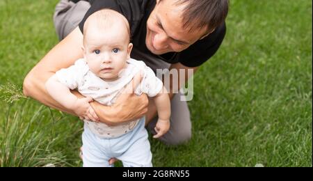 Kleines Baby auf frischem grünen Gras im Freien Stockfoto