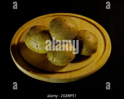 In einer Schale gekochte Kartoffeln, um Vitamine zu erhalten. Kartoffeln auf einem Schneidbrett aus Holz. Produkte für Vegetarier, Veganer, Pescaritaner, Flexitarier. Stockfoto