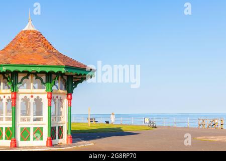 Prunkvolle viktorianische oder edwardianische öffentliche Schutzhütte am Meer in Bexhill am Sea East Sussex Stockfoto