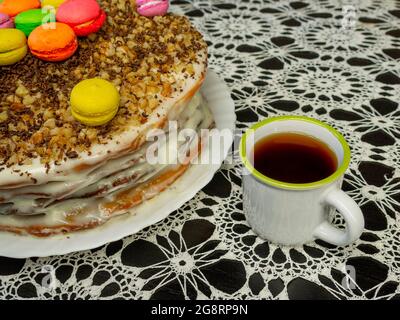 Hausgemachter Kuchen mit einer Tasse Tee. Das Konzept der Herstellung von kulinarischen Produkten mit Familienmitgliedern. Stockfoto
