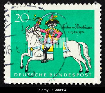 DEUTSCHLAND - UM 1970: Eine in Deutschland gedruckte Briefmarke zeigt Munchhausen auf seinem abgetrennten Pferd, Soldaten und Erzähler Graf Hieronymus C. von Munchhaus Stockfoto