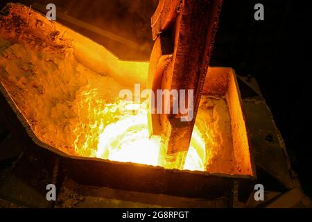 Der Prozess des Recyclings von Altmetall. Zentrifugal-Metallguss. Das Konzept der Metallurgie und Abfallrecycling. Stockfoto