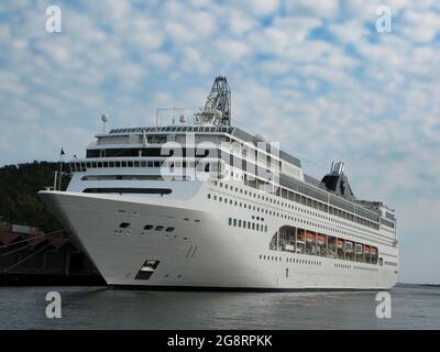 Eine bequeme Fähre fährt zum Zielhafen. Familienurlaub auf einem großen Schiff. Stockfoto