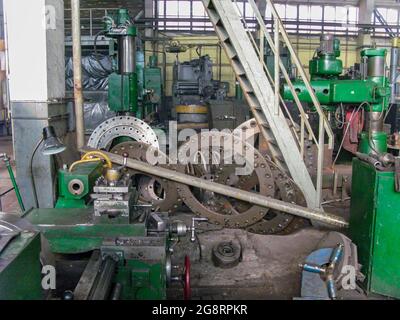 Der Fabrikboden einer metallverarbeitenden Fabrik des letzten Jahrhunderts. Das Konzept der Modernisierung einer Flotte von Geräten oder Modernisierung der Produktion in Factorie Stockfoto