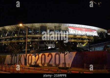 Shinjuku, Japan. Juli 2021. Das Olympiastadion von Tokio am Vorabend der Eröffnungszeremonie. Mit nur einem Tag bis zur Eröffnungszeremonie der Olympischen Spiele bestätigt Tokio 1,979 neue Coronavirus-Infektionen. Die Gesamtzahl der Fälle in Tokio liegt derzeit bei 195,041. Kredit: SOPA Images Limited/Alamy Live Nachrichten Stockfoto