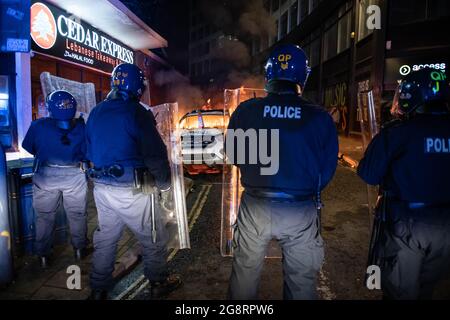 Bristol, Großbritannien. März 2021. Demonstranten griffen die Polizei an, nachdem Tausende von Menschen an einem Protest teilgenommen hatten, den die Beamten „nachdrücklich empfohlen“ hatten, sich nicht anzuschließen. Die Polizisten erlitten Knochenbrüche und Polizeifahrzeuge wurden angezündet, als sich wütende Szenen im Stadtzentrum von Bristol abspielten. Früher am Tag hatte sich eine weitgehend friedliche Menschenmenge zur „Kill the Bill“-Demonstration gegen das „Police and Crime Bill“ versammelt, doch am Abend bestiegen Demonstranten die Polizeistation Bridewell, warfen Feuerwerk in die Menge und betäubte Graffiti an den Wänden. Zwei Polizeiwagen wurden in Brand gesetzt, Schäden wurden an einer Poli verursacht Stockfoto