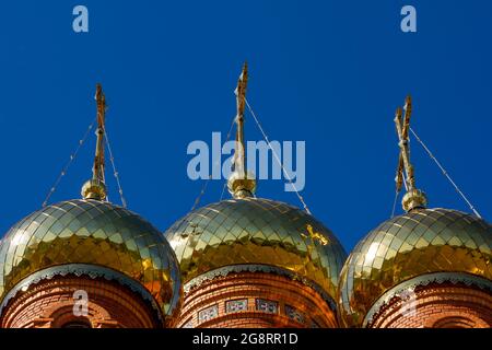 Goldene christliche Kirche kuppelt gegen einen blauen Himmel. Stockfoto