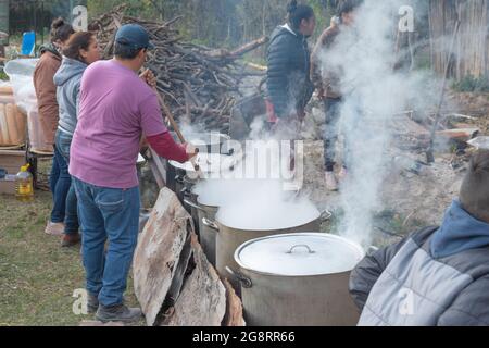 CATAMARCA, ARGENTINIEN - 07. Jul 2019: Die Freiwilligen, die Obdachlosen in Catamarca, Argentinien, kostenloses Essen servieren Stockfoto