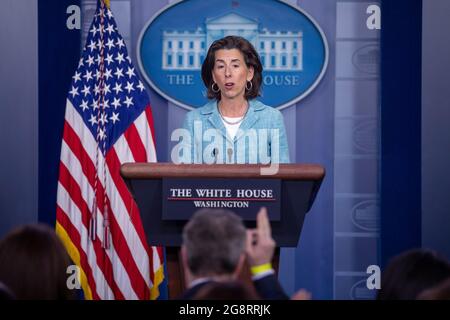 Handelsministerin Gina Raimondo beantwortet eine Frage der Nachrichtenmedien während des täglichen Pressebriefing im Weißen Haus in Washington, DC, USA, am 22. Juli 2021. Die Handelsministerin Gina Raimondo kündigte an, dass die Wirtschaftsentwicklungsbehörde des Handelsministeriums „eine Reihe von Programmen umsetzen wird, die unter dem Namen Investing in America's Communities, Um die vom amerikanischen Rettungsplan-Gesetz von Präsident Biden erhaltenen, um den Gemeinden im ganzen Land zu helfen, sich besser zu entwickeln, gerecht zu investieren."Quelle: Shawn Thew/Pool via CNP /MediaPunch Stockfoto