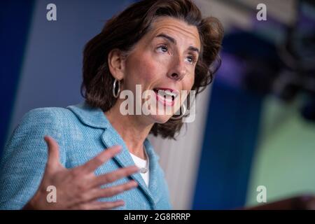 Handelsministerin Gina Raimondo beantwortet eine Frage der Nachrichtenmedien während des täglichen Pressebriefing im Weißen Haus in Washington, DC, USA, am 22. Juli 2021. Die Handelsministerin Gina Raimondo kündigte an, dass die Wirtschaftsentwicklungsbehörde des Handelsministeriums „eine Reihe von Programmen umsetzen wird, die unter dem Namen Investing in America's Communities, Um die vom amerikanischen Rettungsplan-Gesetz von Präsident Biden erhaltenen, um den Gemeinden im ganzen Land zu helfen, sich besser zu entwickeln, gerecht zu investieren."Quelle: Shawn Thew/Pool via CNP /MediaPunch Stockfoto