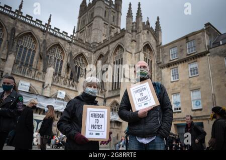 Bath, Großbritannien. März 2021. Etwa 200 überwiegend junge Demonstranten gingen auf die Straßen des historischen Bath in North Somerset, um gegen das Polizei- und Verbrechensgesetz zu demonstrieren. Die Gruppe der Demonstranten traf sich zunächst in der Abtei von Bath, bevor sie durch die Straßen des Stadtzentrums marschierte und „tötet die Rechnung“ und „Wer ist auf den Straßen, unsere Straßen“ rief. Eine kleine Anzahl von Polizisten begleitete den marsch, der friedlich und ohne Zwischenfälle verlief. Stockfoto