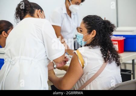 Nicht exklusiv: PLAYA DEL CARMEN, MEXIKO - JULI 21: Eine Person erhält einen Covid-19-Impfstoff gegen SARS-CoV-2, der die Coronavirus-Krankheit du verursacht Stockfoto