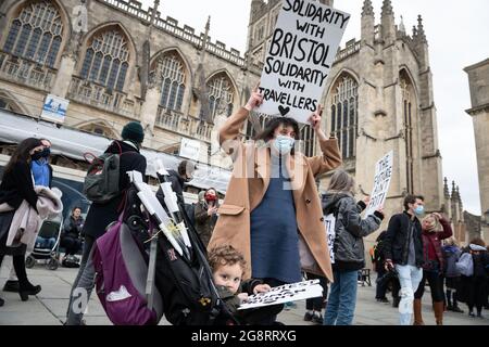 Bath, Großbritannien. März 2021. Etwa 200 überwiegend junge Demonstranten gingen auf die Straßen des historischen Bath in North Somerset, um gegen das Polizei- und Verbrechensgesetz zu demonstrieren. Die Gruppe der Demonstranten traf sich zunächst in der Abtei von Bath, bevor sie durch die Straßen des Stadtzentrums marschierte und „tötet die Rechnung“ und „Wer ist auf den Straßen, unsere Straßen“ rief. Eine kleine Anzahl von Polizisten begleitete den marsch, der friedlich und ohne Zwischenfälle verlief. Stockfoto