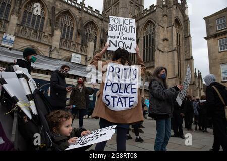 Bath, Großbritannien. März 2021. Etwa 200 überwiegend junge Demonstranten gingen auf die Straßen des historischen Bath in North Somerset, um gegen das Polizei- und Verbrechensgesetz zu demonstrieren. Die Gruppe der Demonstranten traf sich zunächst in der Abtei von Bath, bevor sie durch die Straßen des Stadtzentrums marschierte und „tötet die Rechnung“ und „Wer ist auf den Straßen, unsere Straßen“ rief. Eine kleine Anzahl von Polizisten begleitete den marsch, der friedlich und ohne Zwischenfälle verlief. Stockfoto