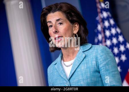 Handelsministerin Gina Raimondo hält während der täglichen Pressekonferenz am 22. Juli 2021 im Weißen Haus in Washington, DC, USA, Bemerkungen. Die Handelsministerin Gina Raimondo kündigte an, dass die Wirtschaftsentwicklungsbehörde des Handelsministeriums „eine Reihe von Programmen umsetzen wird, die unter dem Namen Investing in America's Communities, Um die vom amerikanischen Rettungsplan-Gesetz von Präsident Biden erhaltenen, um den Gemeinden im ganzen Land zu helfen, sich besser zu entwickeln, gerecht zu investieren."Quelle: Shawn Thew/Pool via CNP /MediaPunch Stockfoto