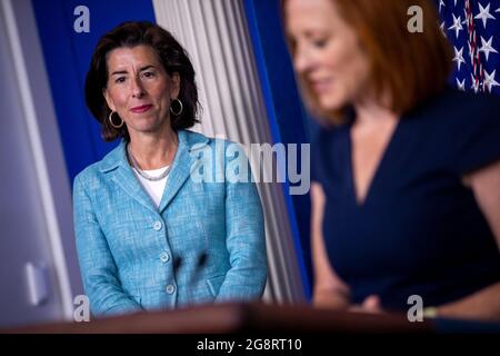 Handelsministerin Gina Raimondo trifft am 22. Juli 2021 zur täglichen Pressekonferenz im Weißen Haus in Washington, DC, USA, ein. Die Handelsministerin Gina Raimondo kündigte an, dass die Wirtschaftsentwicklungsbehörde des Handelsministeriums „eine Reihe von Programmen umsetzen wird, die unter dem Namen Investing in America's Communities, Um die vom amerikanischen Rettungsplan-Gesetz von Präsident Biden erhaltenen, um den Gemeinden im ganzen Land zu helfen, sich besser zu entwickeln, gerecht zu investieren."Quelle: Shawn Thew/Pool via CNP /MediaPunch Stockfoto