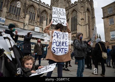 Bath, Großbritannien. März 2021. Etwa 200 überwiegend junge Demonstranten gingen auf die Straßen des historischen Bath in North Somerset, um gegen das Polizei- und Verbrechensgesetz zu demonstrieren. Die Gruppe der Demonstranten traf sich zunächst in der Abtei von Bath, bevor sie durch die Straßen des Stadtzentrums marschierte und „tötet die Rechnung“ und „Wer ist auf den Straßen, unsere Straßen“ rief. Eine kleine Anzahl von Polizisten begleitete den marsch, der friedlich und ohne Zwischenfälle verlief. Stockfoto