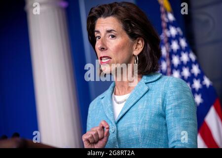 Handelsministerin Gina Raimondo hält während der täglichen Pressekonferenz am 22. Juli 2021 im Weißen Haus in Washington, DC, USA, Bemerkungen. Die Handelsministerin Gina Raimondo kündigte an, dass die Wirtschaftsentwicklungsbehörde des Handelsministeriums „eine Reihe von Programmen umsetzen wird, die unter dem Namen Investing in America's Communities, Um die vom amerikanischen Rettungsplan-Gesetz von Präsident Biden erhaltenen, um den Gemeinden im ganzen Land zu helfen, sich besser zu entwickeln, gerecht zu investieren."Quelle: Shawn Thew/Pool via CNP /MediaPunch Stockfoto