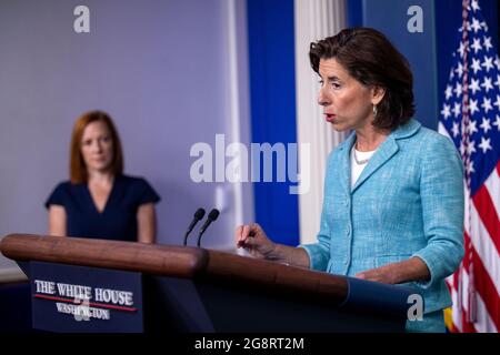 Handelsministerin Gina Raimondo hält während der täglichen Pressekonferenz am 22. Juli 2021 im Weißen Haus in Washington, DC, USA, Bemerkungen. Die Handelsministerin Gina Raimondo kündigte an, dass die Wirtschaftsentwicklungsbehörde des Handelsministeriums „eine Reihe von Programmen umsetzen wird, die unter dem Namen Investing in America's Communities, Um die vom amerikanischen Rettungsplan-Gesetz von Präsident Biden erhaltenen, um den Gemeinden im ganzen Land zu helfen, sich besser zu entwickeln, gerecht zu investieren."Quelle: Shawn Thew/Pool via CNP /MediaPunch Stockfoto