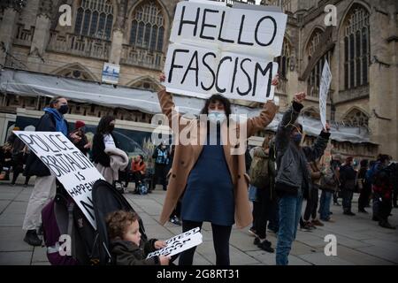 Bath, Großbritannien. März 2021. Etwa 200 überwiegend junge Demonstranten gingen auf die Straßen des historischen Bath in North Somerset, um gegen das Polizei- und Verbrechensgesetz zu demonstrieren. Die Gruppe der Demonstranten traf sich zunächst in der Abtei von Bath, bevor sie durch die Straßen des Stadtzentrums marschierte und „tötet die Rechnung“ und „Wer ist auf den Straßen, unsere Straßen“ rief. Eine kleine Anzahl von Polizisten begleitete den marsch, der friedlich und ohne Zwischenfälle verlief. Stockfoto