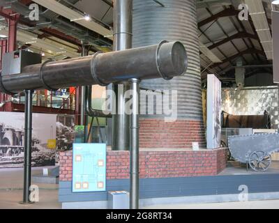 Blick in die Hauptausstellungshalle des Summerlee Museum of Scottish Industrial Heritage, wo es eine erstaunliche Auswahl an Maschinen und Ingenieurskunst gibt. Stockfoto